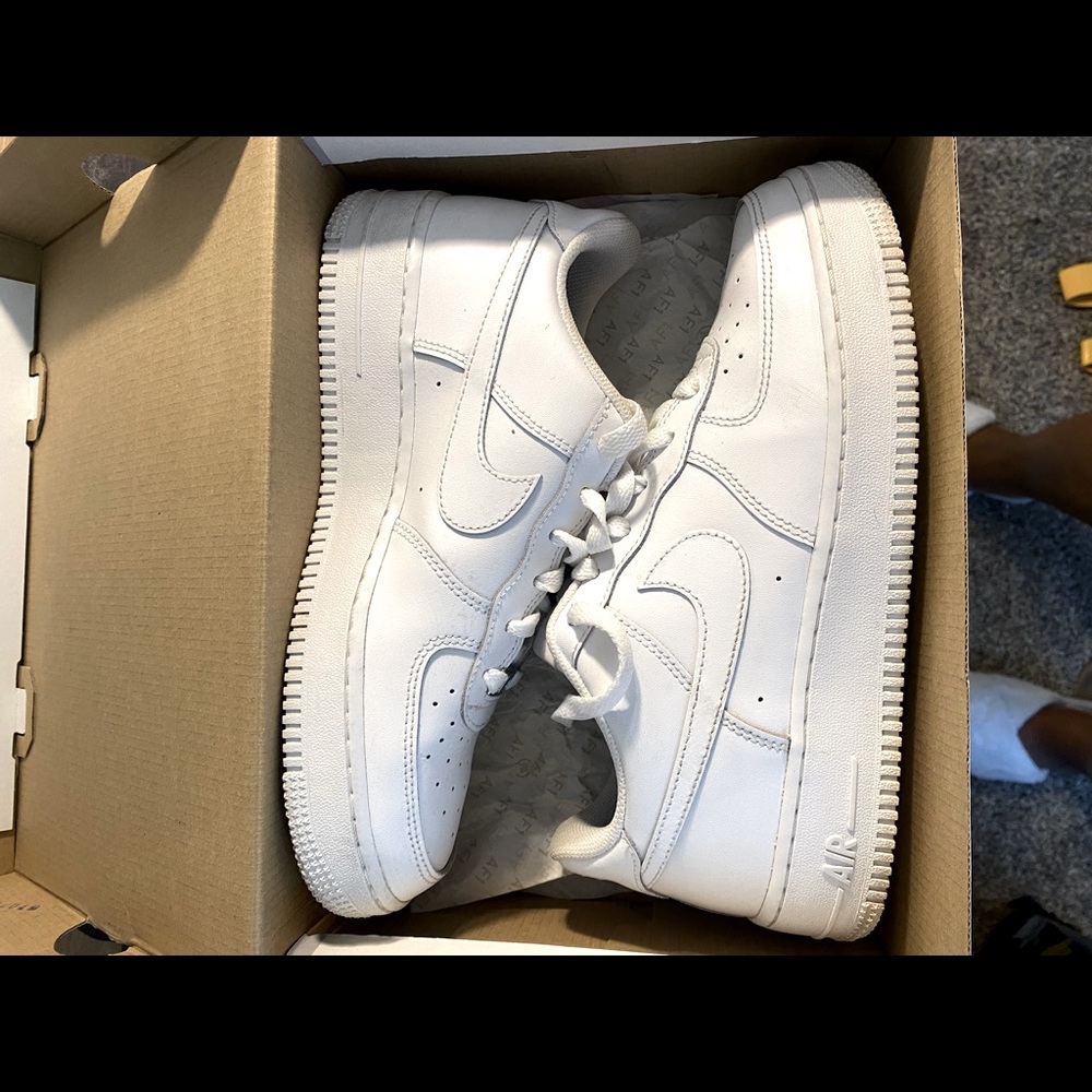 7y kids White Air Force 1’s